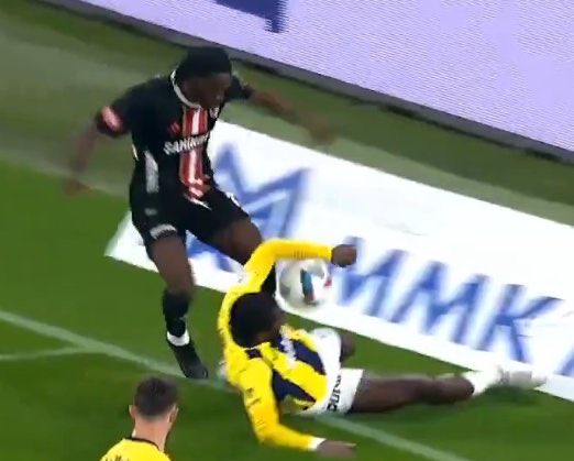 NicolasSarnak's tweet photo. 4 mains, 0 penalty 
Au moins c’est cohérent 😂 https://t.co/rsbDWtppNs