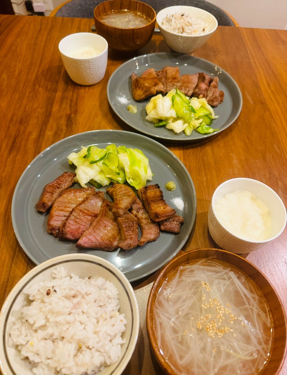 今年もごはん作って自炊頑張った皆さんお疲れ様です！
私はやる気にムラはありますが、できるだけ旬のものを、でも好きなものも
作っていきたいと思ってます〜

かよと毎日同じごはんを食べられる
それが幸せでっす