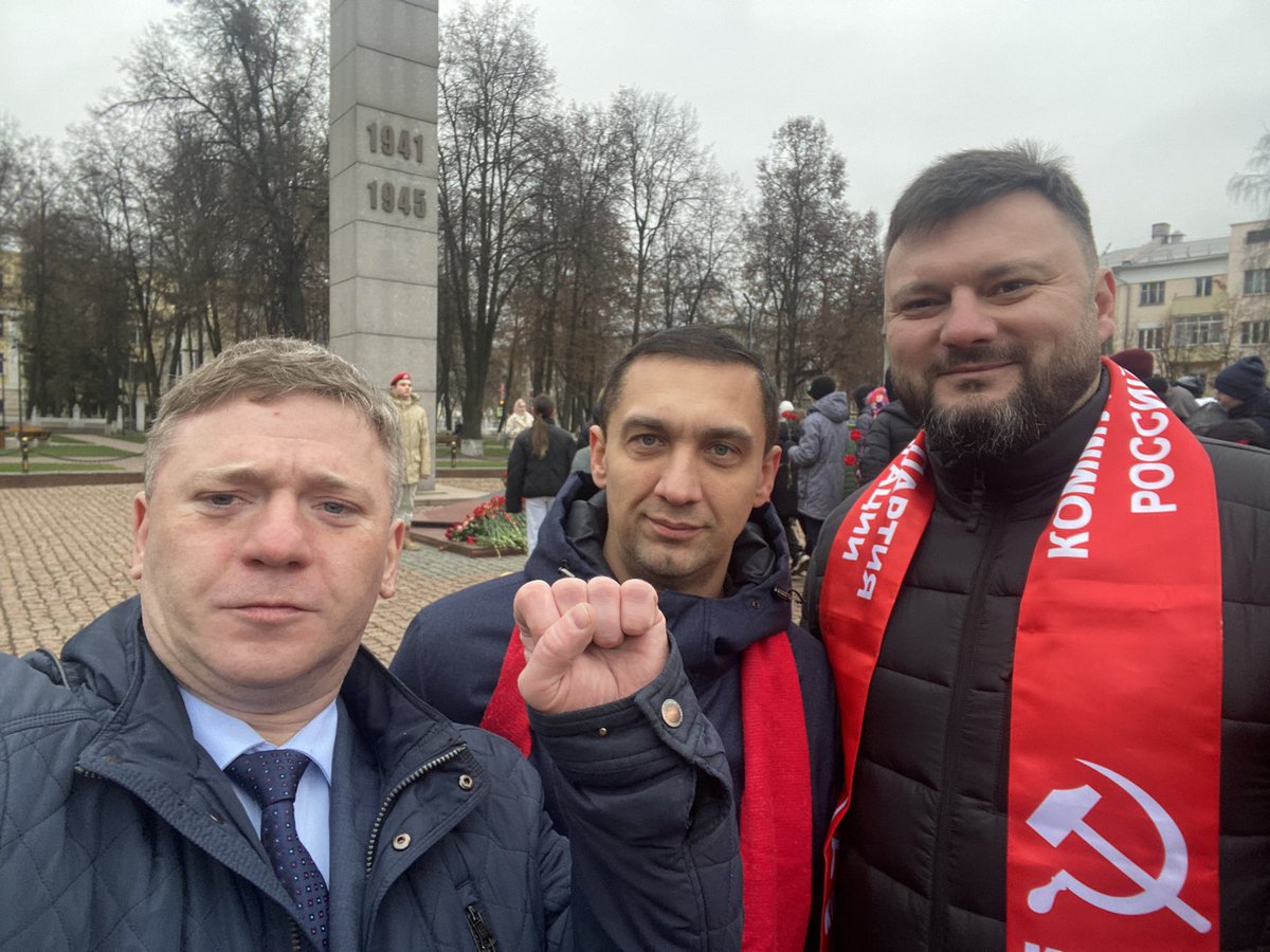 С Первым Секретарем  МГК КПРФ Виктором Царихиным и нашими товарищами возложили цветы в Подольске в День воинской славы — День начала контрнаступления советских войск под Москвой (1941 год).

#КПРФ
#ЦарихинВиктор
#ПетрЮсов