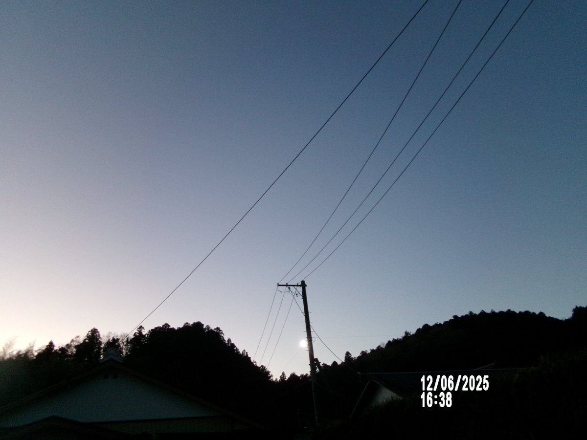 12/06日（土）。今夕、この辺りの空もよう〜🌥️✨➰🧐。