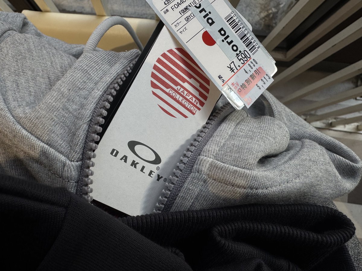 たまたま入ったゼビオであまり割引を見ないオークリーのアパレルが