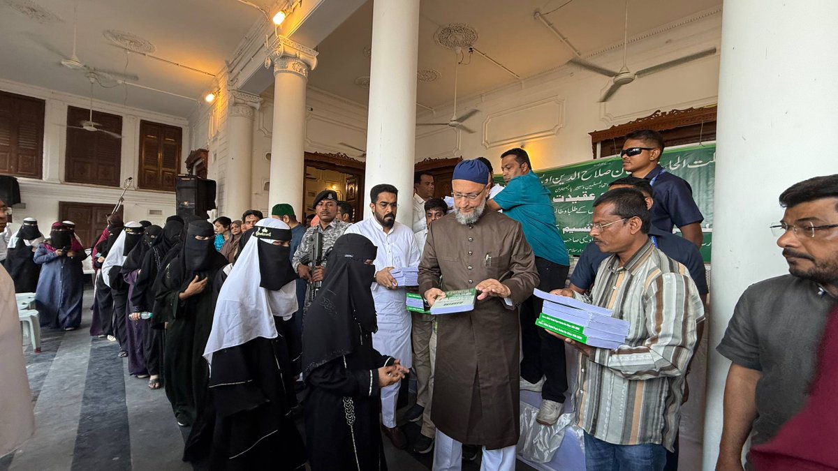 aimim_national's tweet photo. AIMIM Markazi Daftar Darussalam, Hyderabad mein Sadr-e-Majlis Barrister @asadowaisi ke haatho'n Govt. Urdu Medium High Schools ke students mein 'Salar-e-Millat All in One Guide' taqseem ki gayi.
Is mauqe par AIMIM MLA's, MLCs, Party Corporators, Senior Karkunaan aur party ke doosre zimmedaaraan maujood the.
Majlis Charities Educational & Relief Trust ki janib se December 2025 mein Telangana ke Govt. Urdu Medium Schools ke 8,000 students ko ₹24,64,000 ki lagat se 'Salar-e-Millat All in One Guide' faraham ki ja rahi hai.
20 saal pehle ghareeb bachcho'n ko taleem-yafta banaane ka jo beda Marhoom Quaid Salar-e-Millat Sultan Salahuddin Owaisi (RA) ne saal 2005 mein uthaya tha, Alhamdulillah! wo silsila aaj bhi jaari hai.