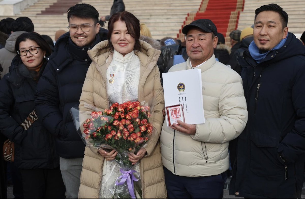 Балай юмнууд бааранд хүртэл баагиулаад суудаг байж билээ
Дам тамхидалтаас олон хүний эрүүд мэндийг аварсан даа