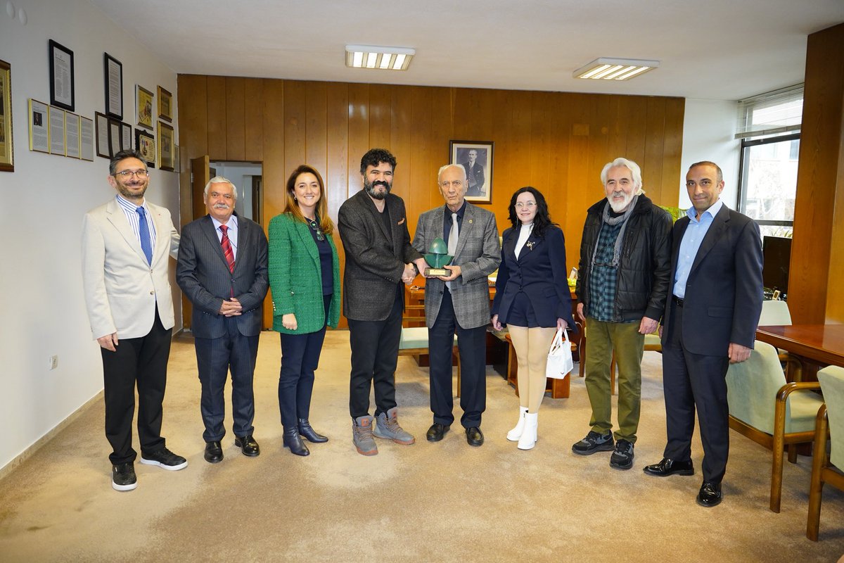 Birleşmiş Ressam ve Heykeltraşlar Derneği (BRHD)’nin 1970’te kurulmasının 55. yılı nedeniyle Arı Kültür Sanat Merkezi (AKSM)’nde düzenlenen Büyük Sergi kapsamında, Arı Eğitim Kurumları Kurucusu Sıtkı Alp’e ‘Sanata Katkı Onur Ödülü’ takdim edildi.
#arikultursanatmerkezi