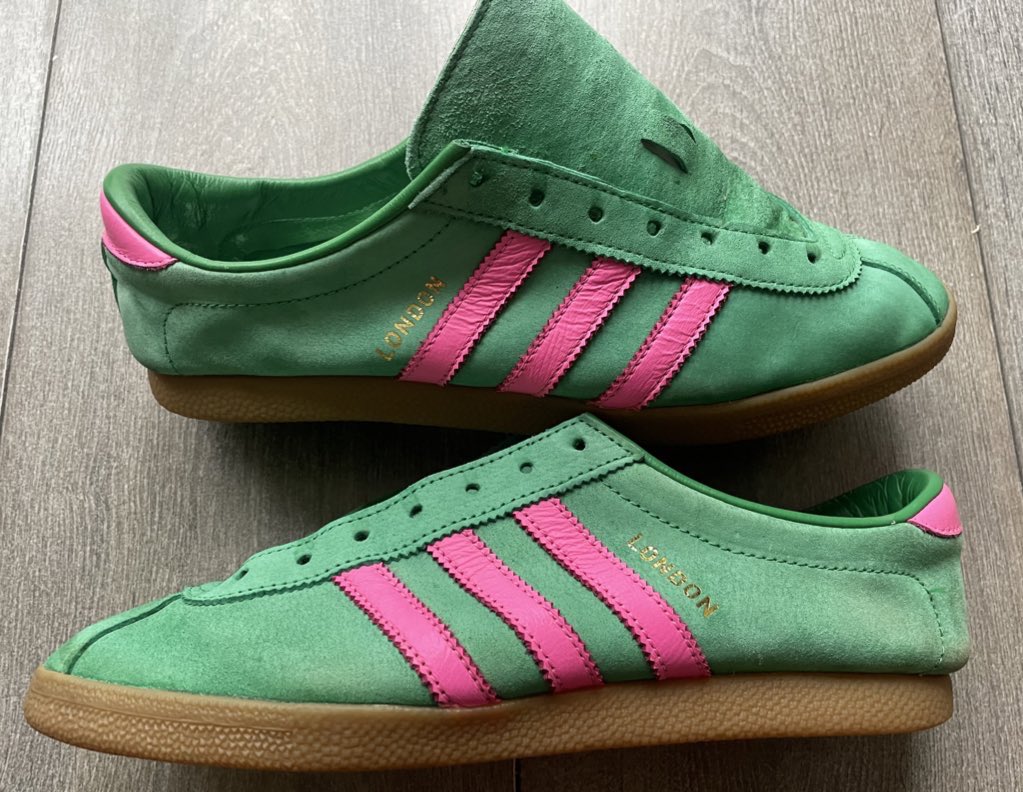 custom_casuals's tweet photo. 🟢🎟️🎲 These London Monopoly arrived tried and faded, deep cleaned and redyed they look a substantial improvement and have their vibrancy back! If you have a pair needing some attention get in touch. Work being taken on 👀 Retweets always appreciated @adiFamily_ 👟🧼🍋🎨✅🎲🎟️🟢 https://t.co/2RHWReEnxd