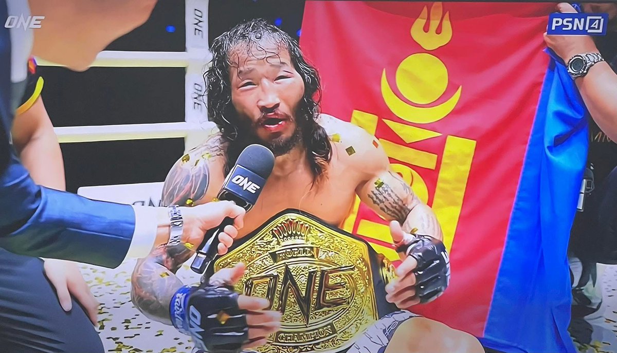 negdels's tweet image. Аваргын бүсний эзэн болоод ярилцлага өгөхдөө алтан бүсээ бүслээд дэвжээн дээрээ тухлан суусан нь дайнд ялсан баатар эр алтан титмээ зүүгээд хаан сэнтийдээ заларсан мэт гайхамшигт сүр хүчийг харууллаа. Аварга болсонд нь баяр хүргэе Энх-Оргилдоо. 🇲🇳🙏