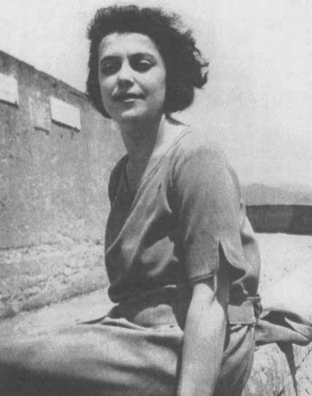 leo_cecchi91's tweet photo. Quando il marito venne eletto Presidente, lei disse che il suo “Quirinale è una camera di ospedale con persone che soffrono”. E così fu.

Carla Voltolina, moglie di Pertini, rifiutò il ruolo di “first lady”. Non voleva clamore, attenzione mediatica. Voleva soltanto fare il suo, in ospedale, ad aiutare gli altri, come psicoterapeuta specializzata nell’ambito di tossicodipendenze e malattia mentale. A 51 anni si era infatti prima laureata in scienze politiche, poi in scienze sociali con quella specializzazione, al fine di aiutare chi ne avesse bisogno.

Staffetta partigiana, rifiutò – sistematicamente – ogni possibilità che le sarebbe derivata dall’essere la moglie del Presidente della Repubblica e prima ancora di un politico affermato.

Rifiutò persino la Presidenza della Croce Rossa Italiana: “Io vivo cercando addirittura di non far sapere che sono la moglie del presidente della Repubblica. Sono la dottoressa Voltolina, e basta”.

Si spegneva oggi, il 6 dicembre del 2005, una grande italiana e una grande donna. Un esempio di correttezza e onestà come il marito. E una persona che fece tanto sia per il Paese sia per le altre persone.

Ricordarne la memoria, anche quest'anno, è un dovere morale.