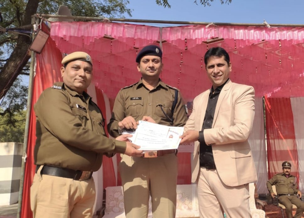 CDatia's tweet image. कलेक्टर श्री स्वप्निल वानखड़े ने दतिया स्थित होमगार्ड्स कार्यालय में आयोजित 79वें होमगार्ड्स एवं नागरिक सुरक्षा स्थापना दिवस समारोह में सहभागिता कर परेड की सलामी ली। उत्कृष्ट सेवाओं के लिए अधिकारियों व जवानों को किया सम्मानित।

#CollectorDatia #HomeGuards #datia #दतिया