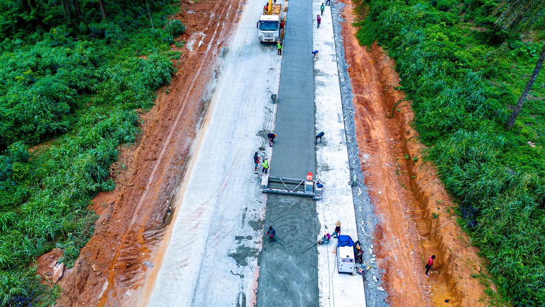 bolaokunoye's tweet photo. The Ore‑Ondo‑Akure road construction, under the supervision of Engr. David Umahi, Minister of Works, reflects the Federal Government’s commitment to quality infrastructure and improved connectivity for national development.#UmahiIsWorking #DavidUmahi#FederalMinistryOfWorks https://t.co/Su6Rjy7B3k