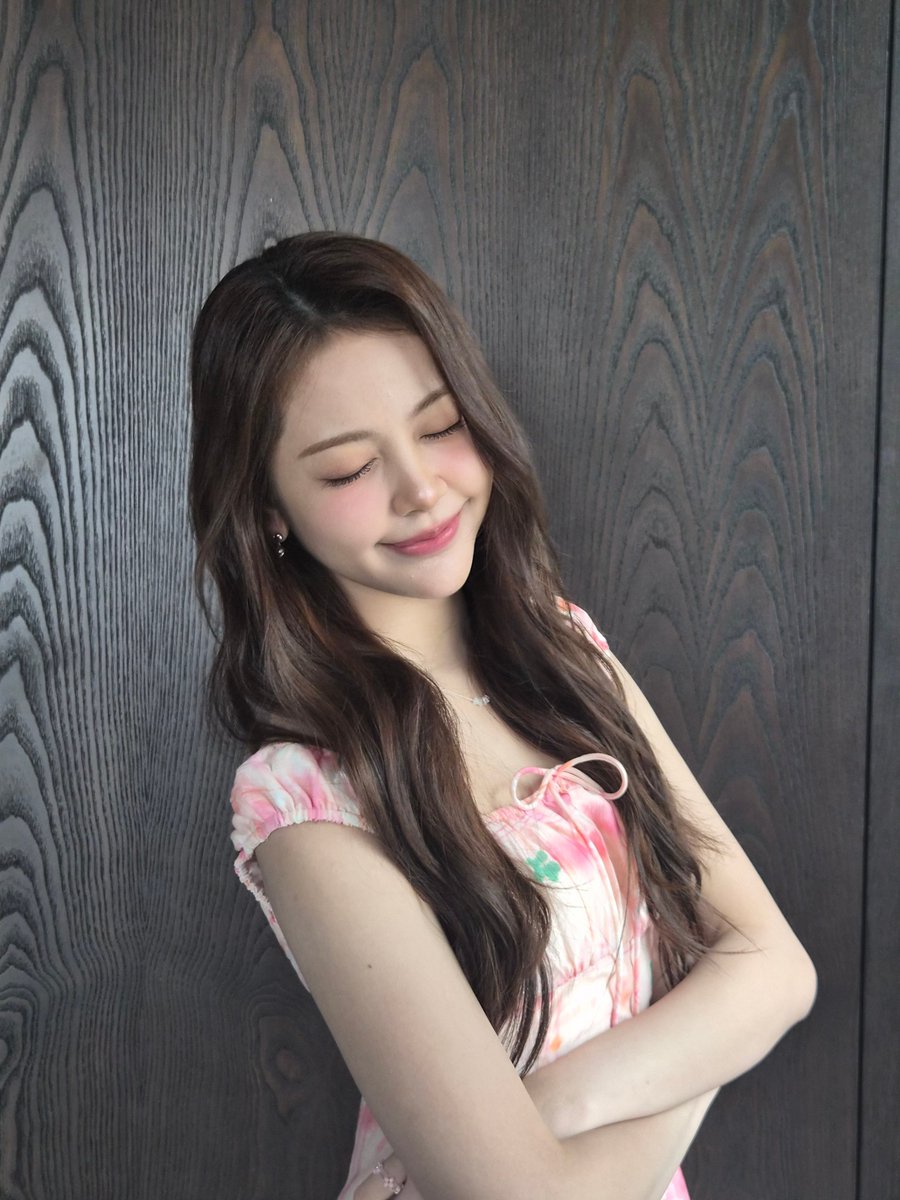 cawoozpics's tweet photo. #Carmen 카르멘 weverse update 🌴💬     

ppyong~🍀🩷

#Hearts2Hearts #하츠투하츠 #H2H #CARMEN #카르멘 https://t.co/tEsE2X6qbR