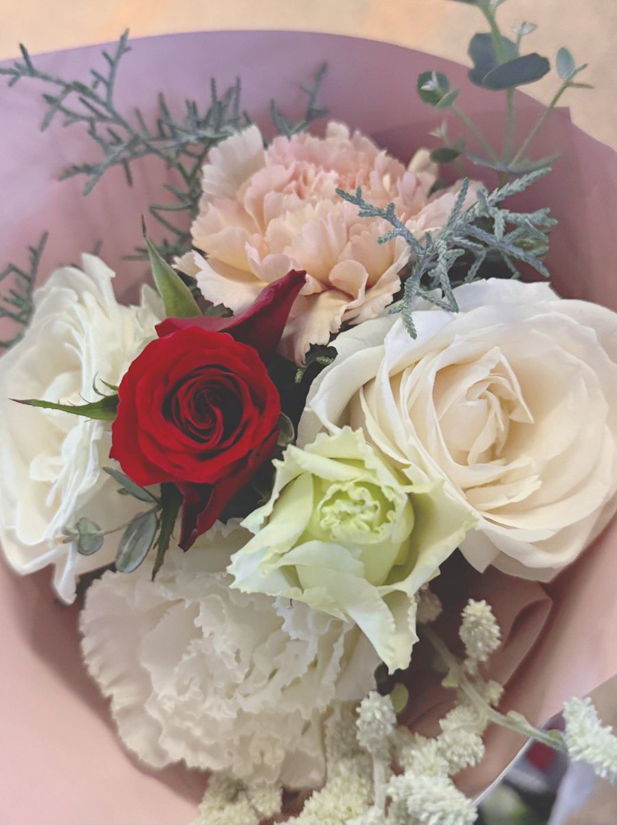 NANAmeme_91's tweet photo. カメラロールを遡って反芻しながら、ZAIKO配信を観る日々。あの日の花びら１枚さえ愛しい。かけがえのない時間に魂を置いてきたかもしれない。
(ライヴ中、床に置いたトートバッグに #taizodiac 様の投げたピックが入っていた奇跡は、一生忘れない衝撃)

#Loveless
#Labyrection
#北出菜奈
#NANAKITADE https://t.co/QGa1l7SifK