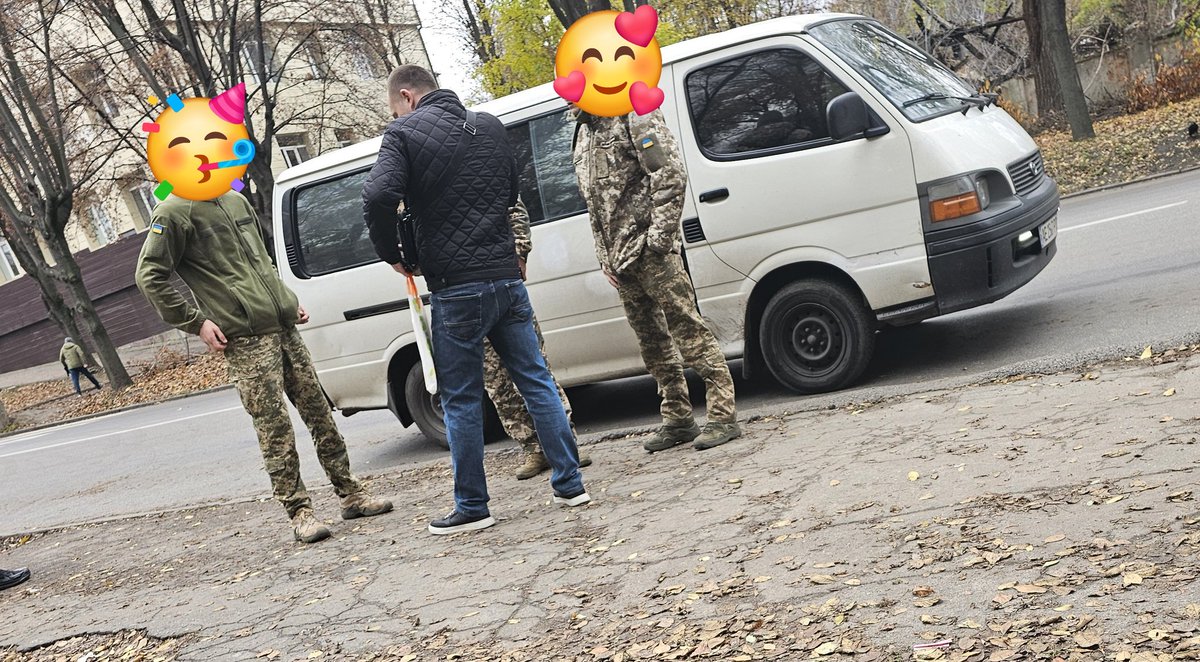 Сиджу на зупинці громадського транспорту. Цей чоловік стоїть поруч. Підлітає бусик на цивільних номерах, вискакують, оточують (у нього все з документами було в порядку, поїхали далі, втручуватись не було потрібно).
Поясніть мені, війскьковому, хто це? Ні шевронів, ні погонів.