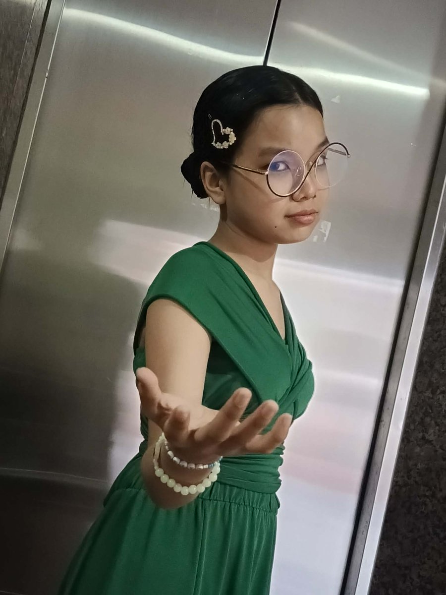 LivLevelUp's tweet photo. ���⭐✨Dressed rehearsals for my theater school! Guess the character I'm playing 🍏⭐✨ https://t.co/Ba1OfnFpJC