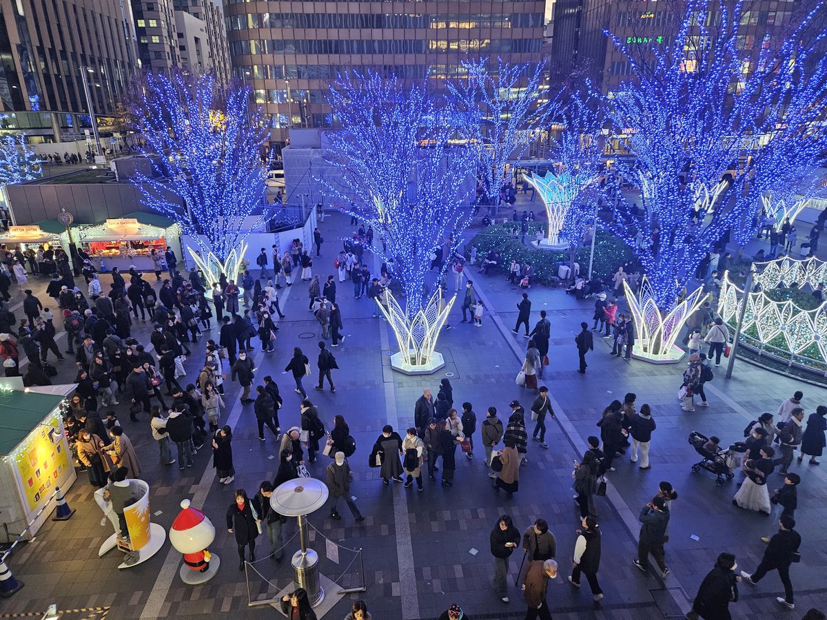博多駅なうですがちょっと頭おかしいくらい人います。今日に関していえば東京の主要都市と遜色ない人手です。
なお、写真には含まれませんが博多駅構内もめちゃくちゃ人います。