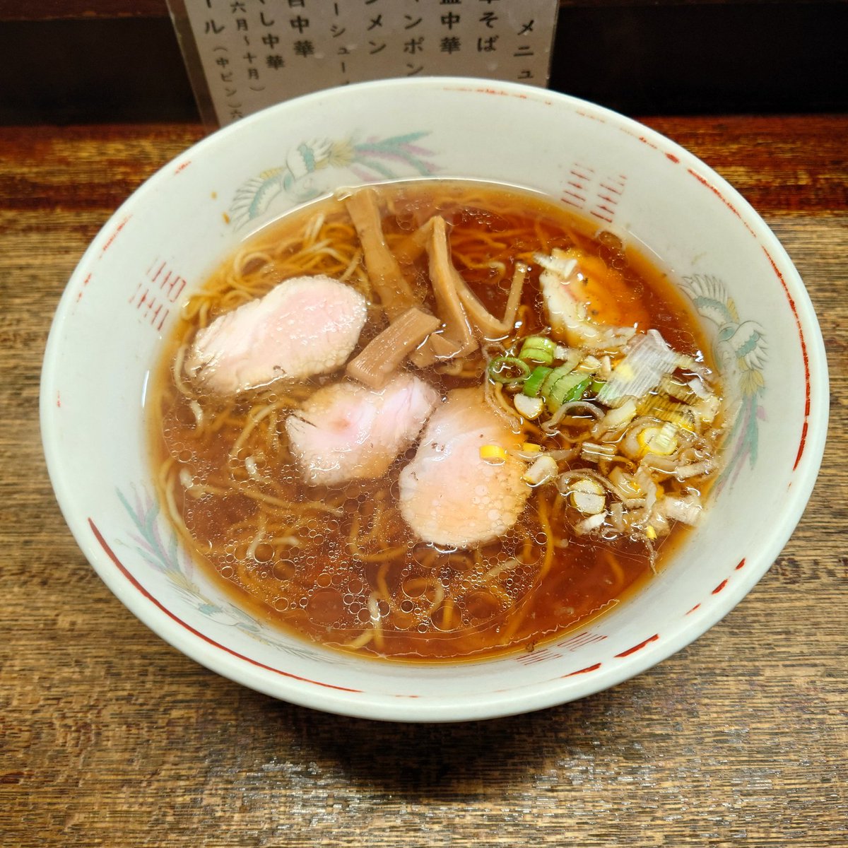 kuboderakan's tweet image. 中華そば白水　@長野市
中華そば　🍺

出張から帰ってきて🚅
飲んで帰る選択肢もありますが
チョイスしたのは
長野ラーメンの女王のラーメン🤩

これぞ過不足なく
THE！昔ながらの中華そば✨

お店の雰囲気から
着丼したラーメンまで
ほっこり優しい中華そば

3年ぶりでしたが
心に沁みる大満足😋