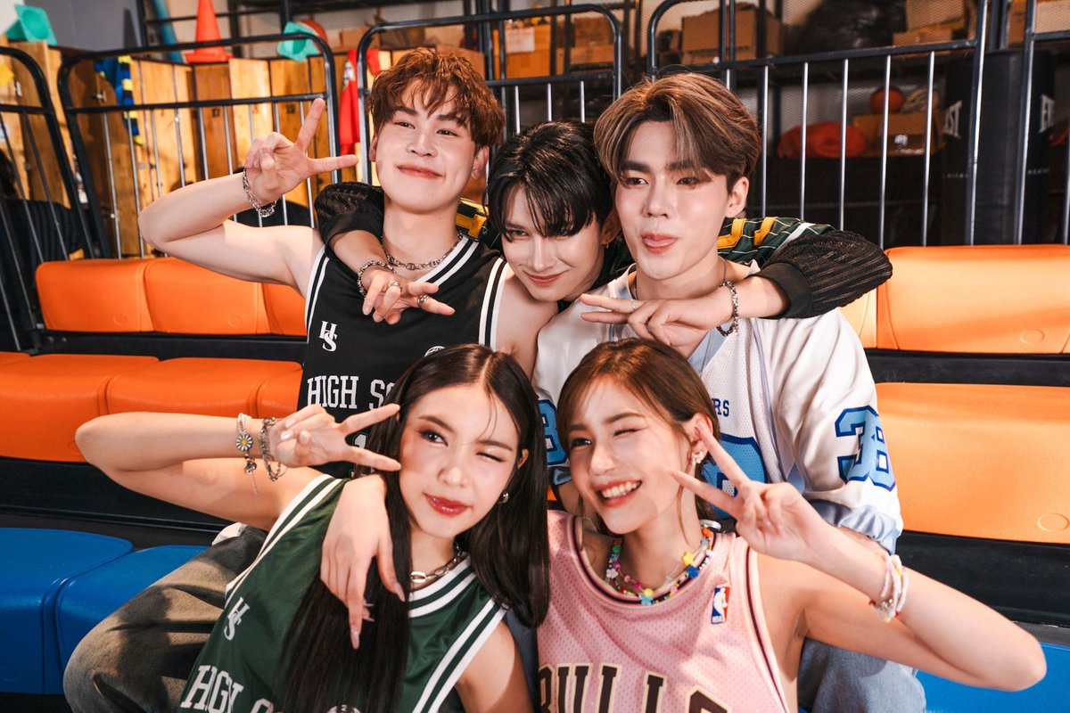newsway_ent's tweet photo. 5 สมาชิก “UPTALE” ส่งซิงเกิลเดบิวต์ “ยิ้มเจื่อนๆ (Awkward)”
เล่าโมเมนต์แอบชอบแบบหวานปนเขิน

🔗 https://t.co/k14zcp8Z0Y

#uptale
#ยิ้มเจื่อนๆawkward https://t.co/0s03Jo7IkX