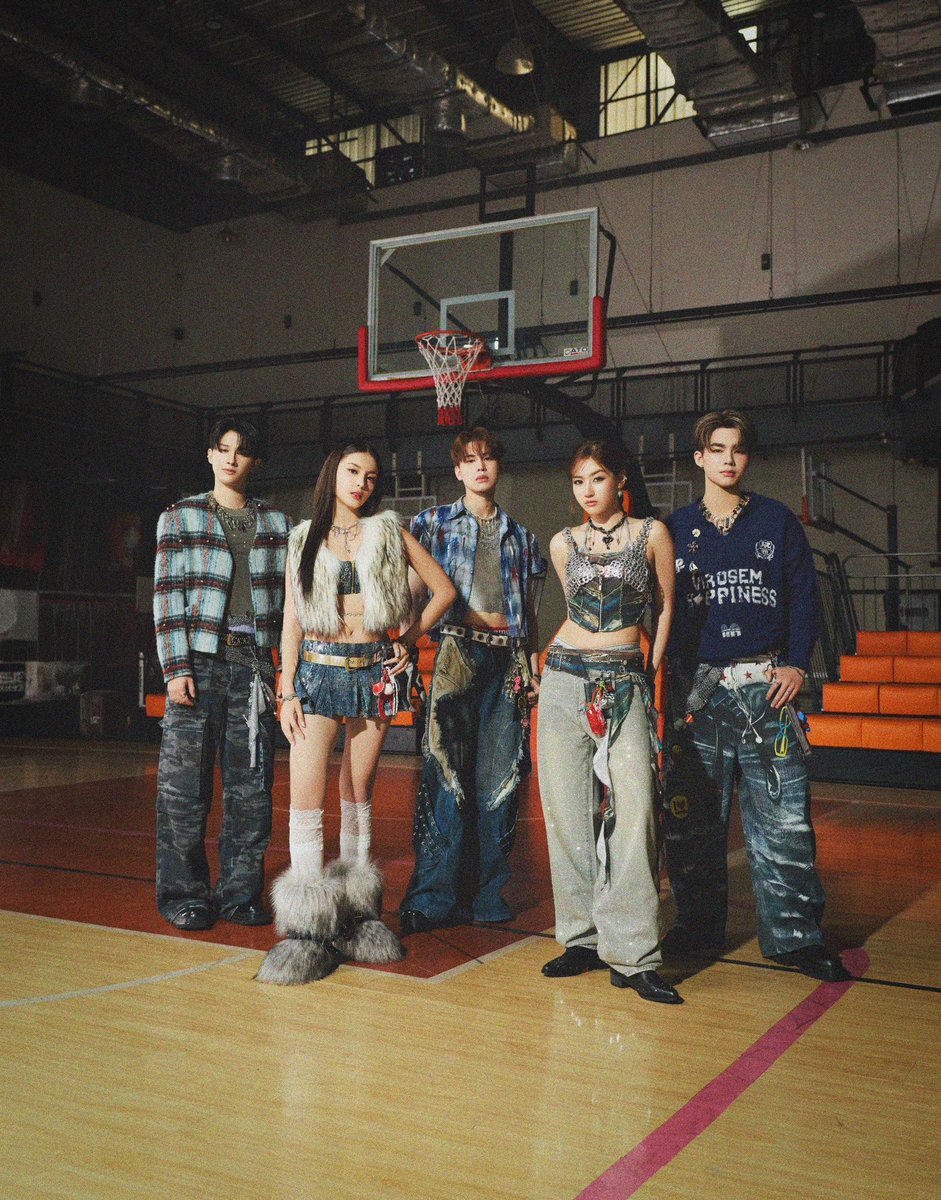 AllNews_th's tweet photo. 5 สมาชิก “UPTALE” ส่งซิงเกิลเดบิวต์ “ยิ้มเจื่อนๆ (Awkward)”เล่าโมเมนต์แอบชอบแบบหวานปนเขิน

#uptale
#ยิ้มเจื่อนๆawkward

🔗https://t.co/Dq3th3sioB
หลังจบการแข่งขันกันอย่างเข้มข้นในรายการ The Upgrade ล่าสุดศิลปิน TPOP น้องใหม่น่าจับตามองอย่างวง UPTALE ภายใต้สังกัด iDi-O Entertainment ปล่อยซิงเกิลแรก “ยิ้มเจื่อนๆ (Awkward)”            อย่างเป็นทางการ พร้อมเดบิวต์สมาชิกทั้ง 5 คน ได้แก่ แอมแปร์–กฤธพล ธรรมวิรัตน์, แทนส์–พงศ์พัศ ชัยจีรินันท์, โฟร์–ภิรัณญา กลิ่นสุคนธ์, เกรซ–กิ่งแก้ว ศุกระชาต, กานต์–กิรติกานต์ บุญชู สะท้อนตัวตนผ่านเสียงร้องและการเพอร์ฟอร์แมนซ์โชว์ด้วยเอกลักษณ์ที่โดดเด่นเฉพาะตัว ซึ่งเพลงนี้เป็นการถ่ายทอดอารมณ์หวานปนเขินของช่วงเวลาแอบชอบ ผ่านรอยยิ้มที่ปิดซ่อนความรู้สึกไว้มากกว่าที่แสดงออก พร้อมเมโลดี้ที่ชัดเจนในสไตล์ Medium Pop ฟังง่าย อบอุ่น และเข้าถึงอารมณ์คนฟังได้ทันที ผสานกลิ่นอายเพลงยุค 2000 ที่กำลังเป็นกระแสนิยมในปัจจุบัน ทำให้ซิงเกิลนี้มีทั้งความร่วมสมัยและความคลาสสิกอยู่ในเพลงเดียวกัน แถมยังได้ 2 โปรดิวเซอร์คุณภาพ เบนซ์ วรเชษฏฐ์ และ โดม จารุวัฒน์ มารังสรรค์ความละมุนและบรรยากาศ    วินเทจให้ซาวด์เพลงโดดเด่นขึ้น พร้อมออกแบบดนตรีให้เผยเสน่ห์เสียงร้องของสมาชิกแต่ละคนได้อย่างชัดเจนอีกด้วย โดยในส่วนของ Music Video เป็นการบอกเล่าเรื่องราวความสัมพันธ์ที่ยังไม่กล้าก้าวไปข้างหน้า ผ่านภาพโทนอบอุ่นและสไตล์ย้อนยุคในแบบฉบับเพลงรักยุค 2000 แถมยังโฟกัสโมเมนต์เล็ก ๆ ของคนที่กำลังแอบชอบ ทั้งสายตาที่แอบมอง การยิ้มตอบอย่างเก้อ ๆ และความประหม่าในทุกการขยับตัว ทำให้ผู้ชมสามารถเชื่อมโยงกับเรื่องราวได้ทันที สมาชิกทั้ง 5 คนถ่ายทอดอารมณ์ได้อย่างเป็นธรรมชาติ โดยเฉพาะเคมีในฉากร่วมกันที่ช่วยเสริมบรรยากาศหวานปนเขินให้ชัดเจนขึ้น ส่งให้ภาพรวมของ MV ครั้งแรกของวงเป็นการเปิดตัวที่สดใส อ่อนโยน และสามารถสะท้อนเสน่ห์เฉพาะตัวของทุกคนได้ครบถ้วน เพราะฉะนั้น “ยิ้มเจื่อนๆ (Awkward)” ถือเป็นก้าวแรกที่สำคัญของวง UPTALE บนเส้นทางดนตรี TPOP โดยพร้อมสร้างสีสันใหม่และก้าวสู่การเป็นศิลปินรุ่นใหม่ที่น่าจับตามองอย่างมากเลยทีเดียว!!

ติดตามชมมิวสิควีดิโอเพลง “ยิ้มเจื่อนๆ (Awkward)” จาก “UPTALE” ได้แล้ววันนี้ ทาง YouTube : iDi-O Entertainment และฟังเพลงได้แล้ว ทาง Streaming ทุก Platform และติดตามความเคลื่อนไหวอื่นๆ ได้ที่ Facebook/X/Instagram/TikTok : iDi-O Entertainment