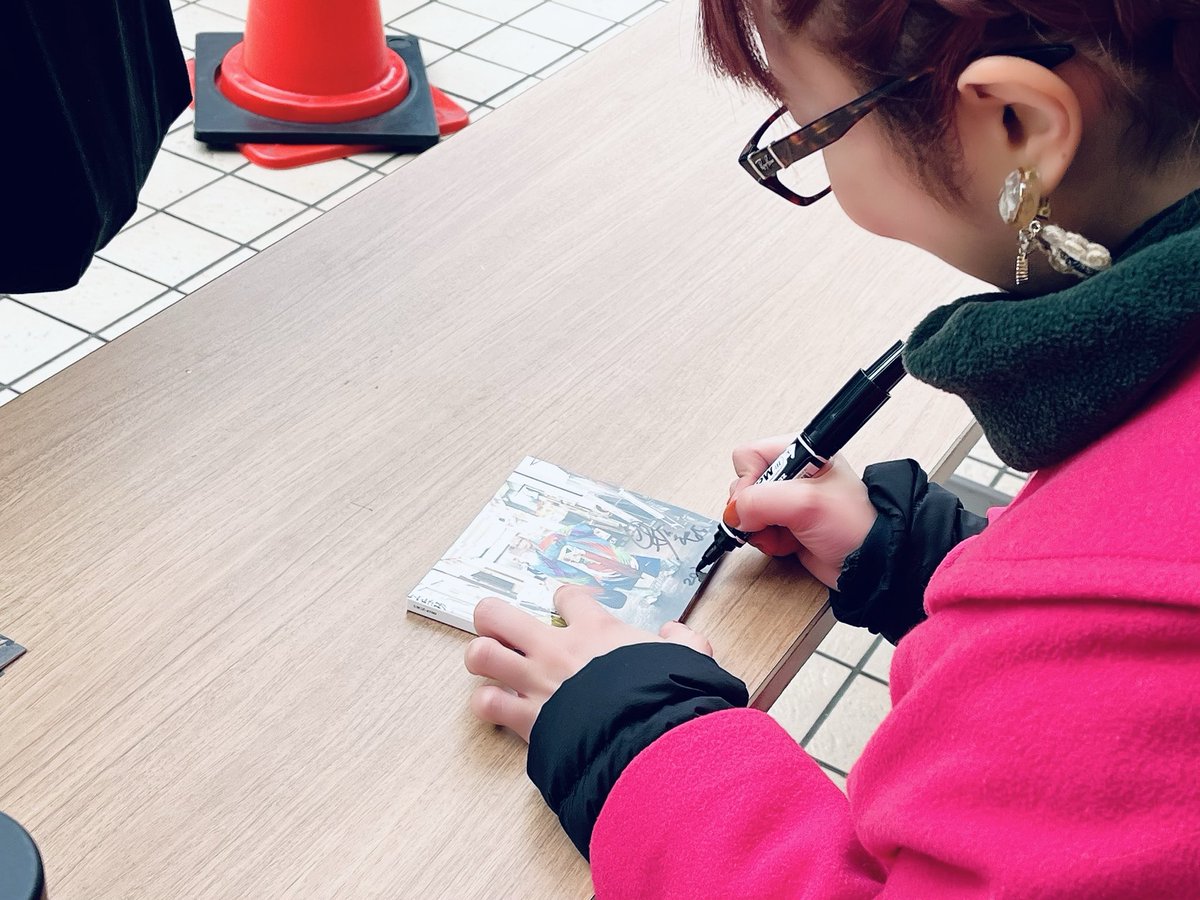 natsunoyama's tweet photo. 朝倉さや newアルバム
「#良い一日を」発売記念ミニライブ＆サイン会たまプラーザテラス

寒い中一緒に楽しんでけで
ありがとさまでしたー🥹🧤❄️
沢山の方に会えて嬉しいっけー!!!!!

📸３枚目「いざ！」のサビ
ジャンケンみたいになってて良い😂
次回からジャンケンにすっかな、、💡笑38

#朝倉さや https://t.co/7WwSILWX6T