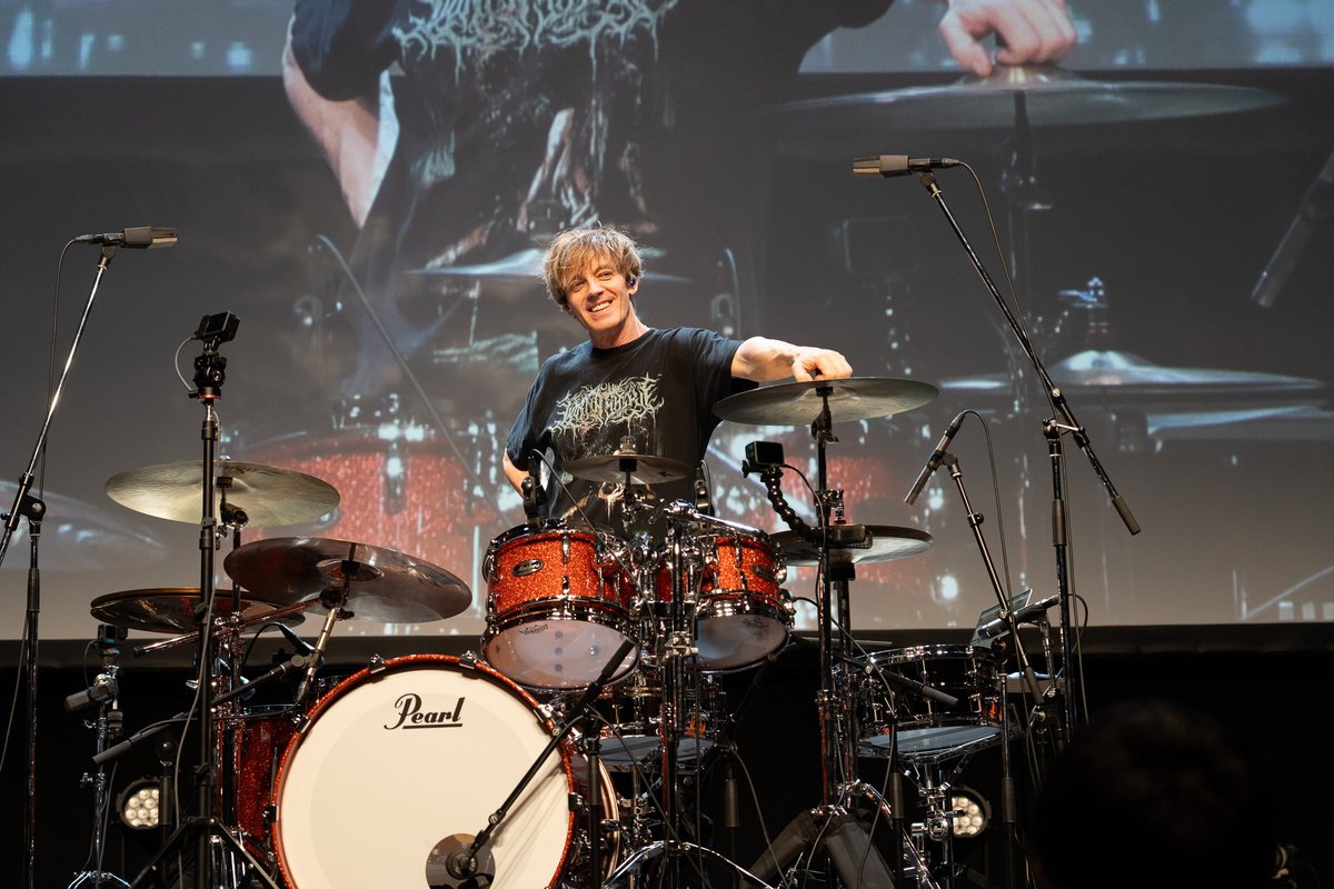 pearl_drum's tweet photo. Shane Gaalaasドラムクリニック東京会場
SNSレポート【1】

Shane Gaalaas愛用のドラムキット（Masters Maple/GUM）の解説、
マイナスワン演奏、Q&Aに続き、
参加者様とのドラムセッションが行われました！

そこにKid'z氏（MY FIRST STORY）、TOSHI NAGAI氏が飛び入り参加！
迫力のドラム・セッションが行われました✨

使用されたドラムキットの詳細について��追ってレポートします！