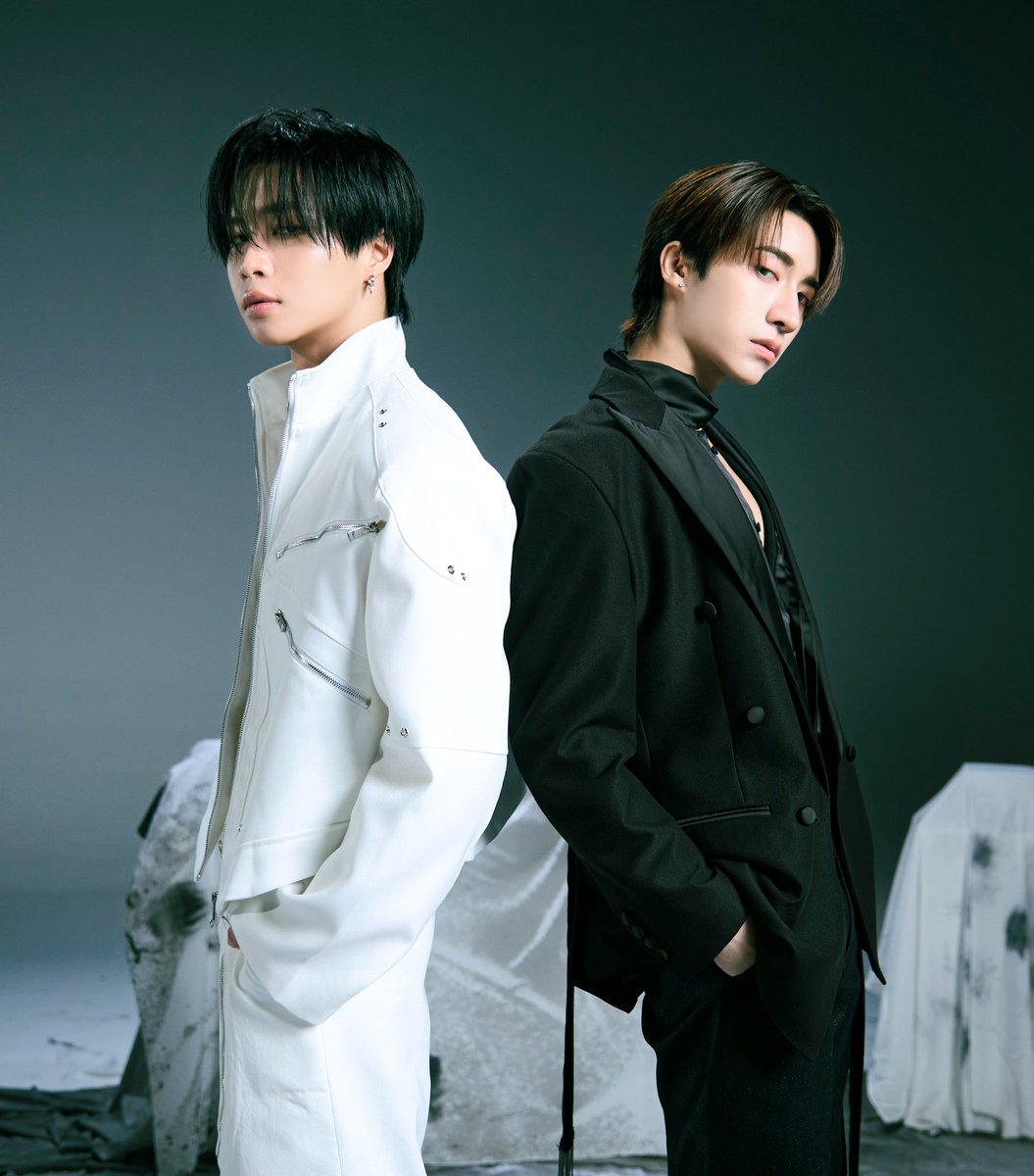 MPlay_2021's tweet photo. จากแร็ปสู่เสียงร้องเต็มพลัง! JUNG PERSES x JUNGT OF BUS เปิดมิติใหม่โชว์เสียงร้องเต็มรูปแบบในเพลง “เปลี่ยนไปแล้ว" ซิงเกิลที่สามจาก SOLID SOUND PROJECT
📌https://t.co/R7jczzHK2Y
#SOLIDSOUND
#JUNG_PERSES
#PERSES
#JUNGT
#BUSbecauseofyouishine
#JUNGxJUNGT_เปลี่ยนไปแล้ว
#sonymusicthaiartists
#SOLIDGROUNDMOVEMENTS
เดินหน้าสร้างเซอร์ไพรส์ต่อเนื่อง! สำหรับโปรเจกต์ SOLID SOUND ผลงานความร่วมมือระหว่าง F.HERO และ Sony Music Thailand เดินทางมาถึงเพลงที่สามแล้ว โดยครั้งนี้ได้หยิบเพลงคลาสสิกระดับตำนาน “เปลี่ยนไปแล้ว (CHANGED)” ต้นฉบับ Yokee Playboy มาถ่ายทอดใหม่ โดยครั้งนี้ได้สองหนุ่ม T-Pop สุดฮอตอย่าง “จั๋ง PERSES” และ “จั๋ง ธีร์ วง BUS” มาร่วมถ่ายทอดอารมณ์เศร้า
เปลี่ยนไปแล้ว (CHANGED) เวอร์ชันใหม่นี้ถือเป็นอีกหนึ่งความท้าทายของทั้งคู่ เพราะแม้จะเป็นเมนแร็ป แต่ครั้งนี้ต้องมาโชว์พลังเสียงแบบเต็มรูปแบบ เปิดมิติใหม่ที่แฟนเพลงอาจไม่เคยได้ยินมาก่อน ความพิเศษของเวอร์ชันนี้อยู่ที่การผสมผสานความสดใสแบบ T-Pop เข้ากับเสน่ห์ของเพลงต้นฉบับ ทำให้ผู้ฟังทั้งสองยุคได้ทั้งย้อนความทรงจำ และสัมผัสความรู้สึกใหม่ไปพร้อมกันอย่างลงตัว
ในส่วนของ MV เพลงนี้ เป็นการถ่ายทอดคอนเซปต์ของการเปลี่ยนแปลงตามกาลเวลา เริ่มต้นด้วยภาพที่สวยงาม เต็มไปด้วยดอกไม้และสิ่งต่างๆ ที่ดูสมบูรณ์และสดใส แต่เมื่อเวลาผ่านไป ทุกอย่างค่อยๆ เปลี่ยนแปลง เหลือไว้เพียงความทรงจำที่ยังคงอยู่ เป็นการสะท้อนความจริงของชีวิตและความเปลี่ยนแปลงที่เกิดขึ้นกับทุกคน
“เปลี่ยนไปแล้ว” เวอร์ชั่นของ JUNG PERSES x JUNGT OF BUS ไม่ใช่แค่การตีความและสร้างสรรค์ใหม่ แต่คือการทดลองและขยายขอบเขตความสามารถของศิลปินรุ่นใหม่ ที่กล้าที่จะก้าวออกจากกรอบเดิม และนำเพลงในอดีตมาปัดฝุ่นให้กลับมามีชีวิตในยุคปัจจุบัน พร้อม MV ที่สะท้อนอารมณ์และความเปลี่ยนแปลงอย่างลึกซึ้ง
ฟังได้แล้ววันนี้ทุกสตรีมมิ่งแพลตฟอร์ม LINK สามารถรับชม MV ได้ทาง YOUTUBE :FHERO Official และสามารถติดแฮชแท็กได้ตามข้างล่างนี้