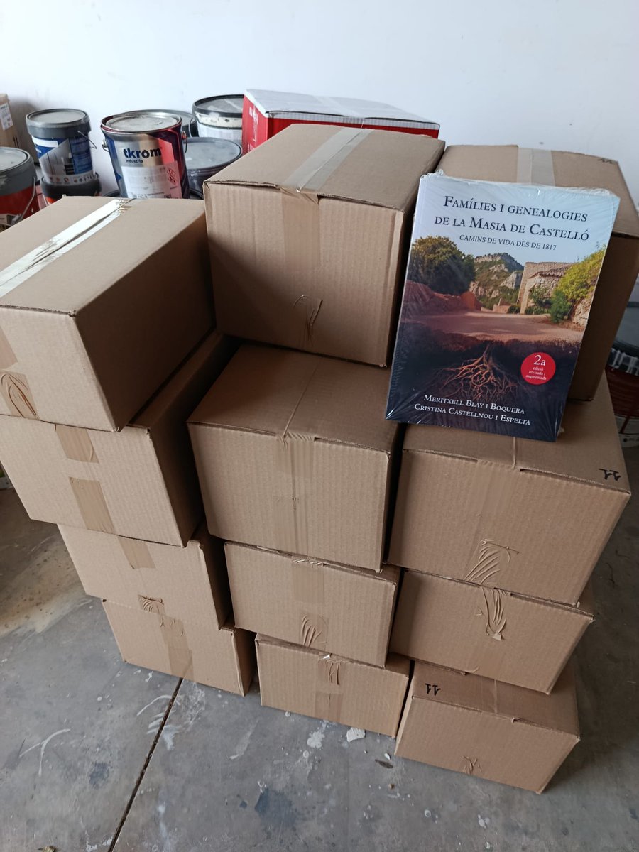 ganzellcat's tweet photo. Avui al pessebre vivent de @masiacastello hi trobareu la segona edició, revisada i ampliada, del llibre “Famílies i genealogies de la Masia de Castelló.” de @txellblay i Cristina Castellnou. 

Més pàgines, més investigació i més arrels. 

Només 225 exemplars. https://t.co/8Gh7r1PLhA