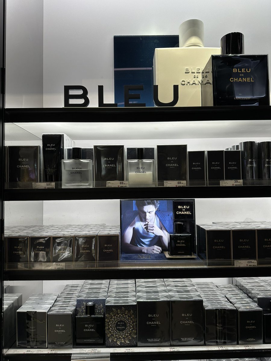 И вот я здесь
Запах прекрасный но по истине не унисекс а мужской поэтому будем тестить на Арсене🙃
Куплю дома тестер надеюсь ему зайдет