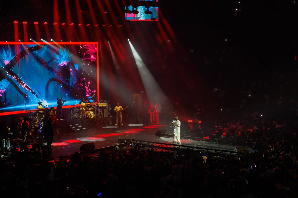 Yesterday evening, First Lady Mrs. Jeannette Kagame attended Davido’s #5iveAliveTour Concert at BK Arena, where she joined the crowd in a vibrant moment of joy, culture, and celebration.