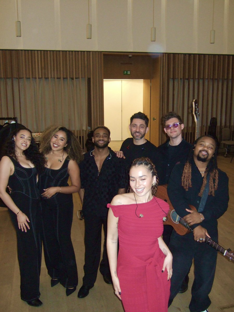 ella eyre tweet media