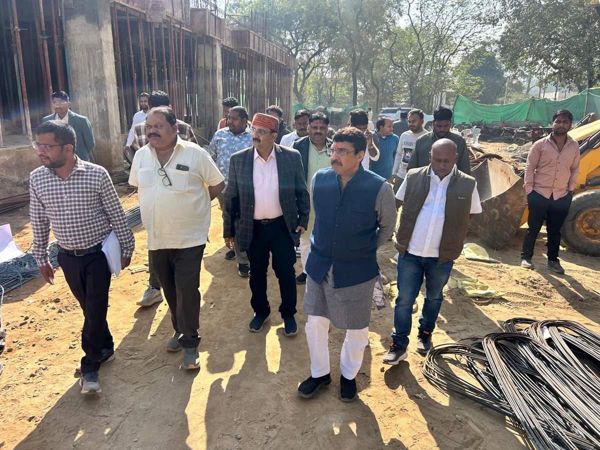 deepakmhaskey's tweet photo. आज कोरबा में निर्माणाधीन क्रिटिकल केयर हॉस्पिटल ब्लॉक का अधिकारियों के साथ स्थल निरीक्षण किया।
इस दौरान निर्माण कार्य की गुणवत्ता, प्रगति एवं सुरक्षा मानकों का बारीकी से अवलोकन कर संबंधितों को उचित एवं आवश्यक दिशा निर्देश दिया।
@KorbaDist #Hospital #CCHB https://t.co/9YlDAjWZcO