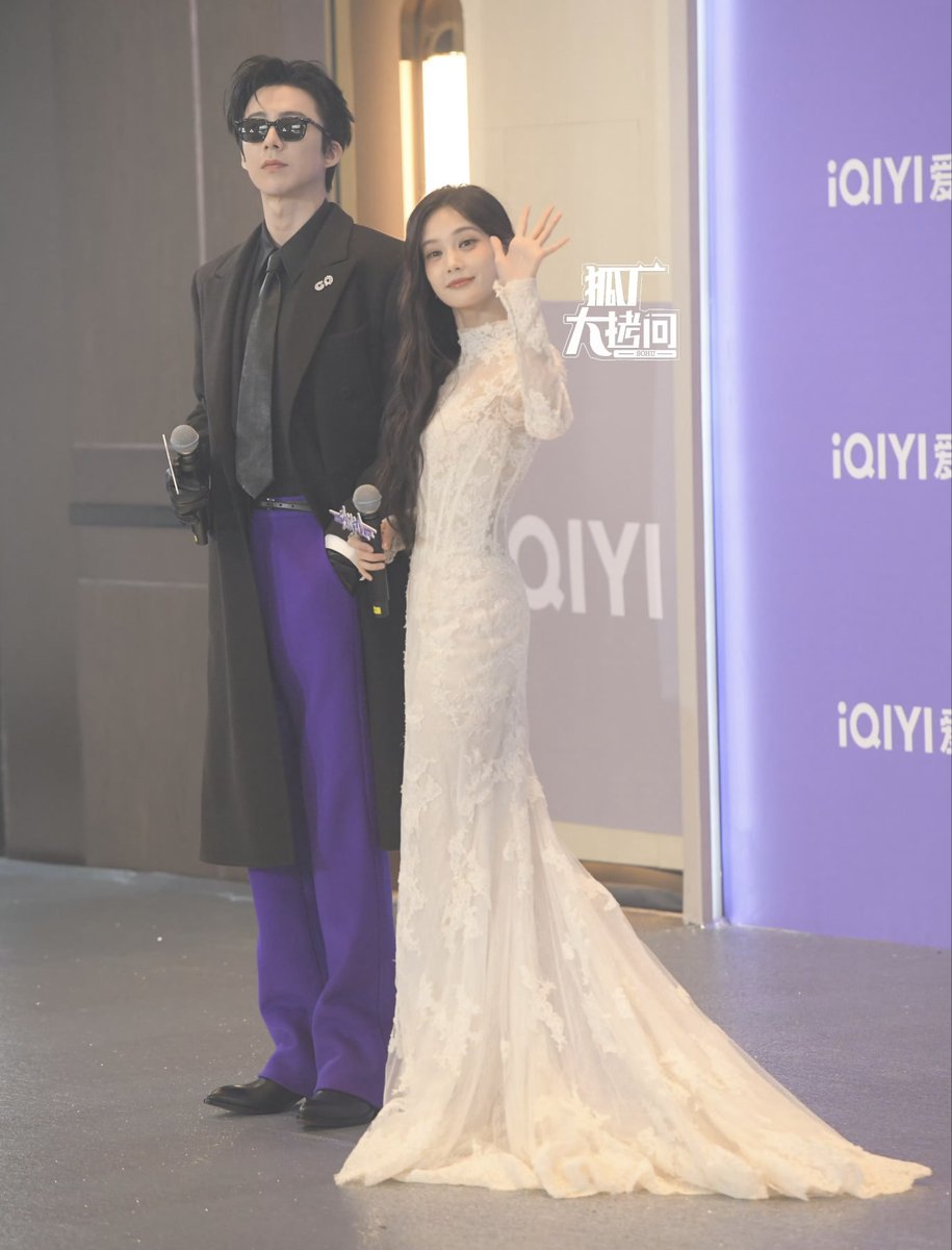 #ADreamWithinADream main leads #LiYitong #LiuYuning walked the red carpet together at 2025 iQIYI Scream Night.