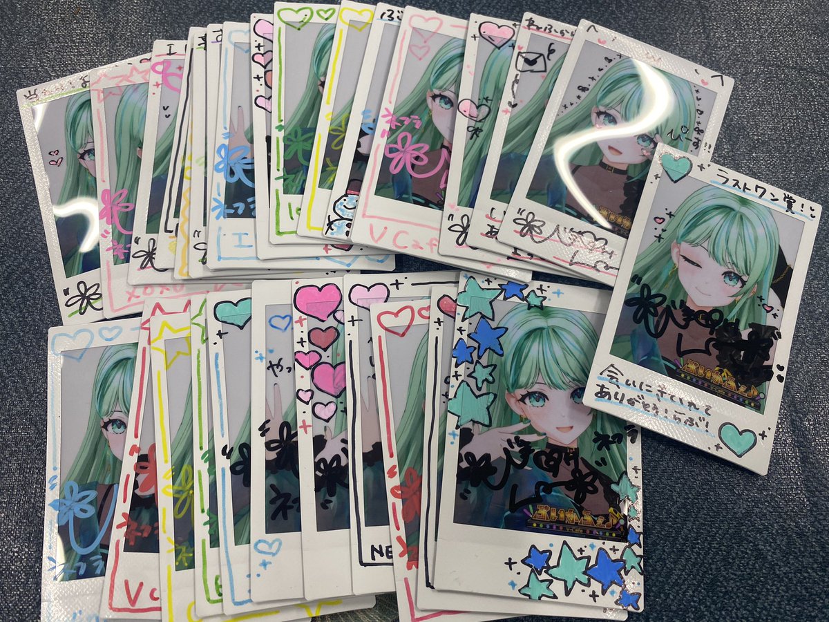 今日も今日とてチェキたくさん描いてますのでぜひぜひゲッチュ〜してね