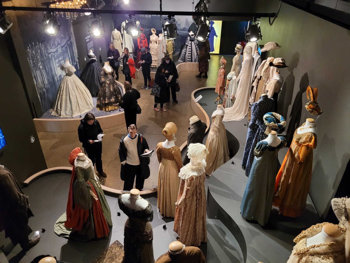 BrigitteUhrmann's tweet image. Eye to eye with Mr Darcy, George IV, Jane Eyre, Colonel Brandon, the Granthams in half circle, Poirot on the trail at #Cosprop exhibition. The garments paired with iconic tunes tell the tales even before the cameras start rolling. Stunning craftsmenship. #FashionAndTextileMuseum
