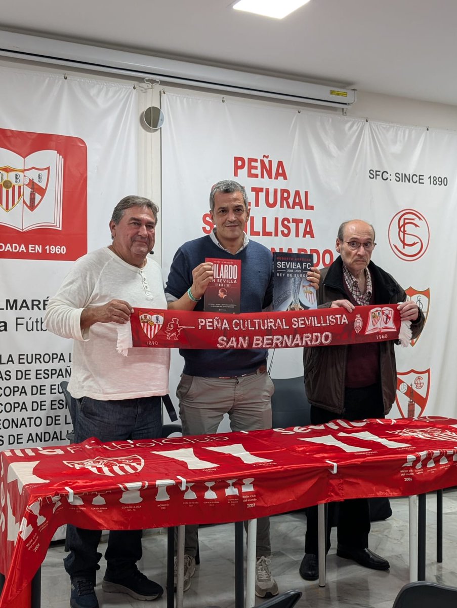 Ayer tuvo lugar en nuestra sede la presentación de los libros "Bilardo en Sevilla (y más allá)" y "Rey de Europa" por parte de su autor el periodista <a href="/RarrochaR/">Roberto Arrocha</a>. En la foto le vemos mostrando ambas publicaciones y flanqueado por  nuestro presidente y vicepresidente  1º.