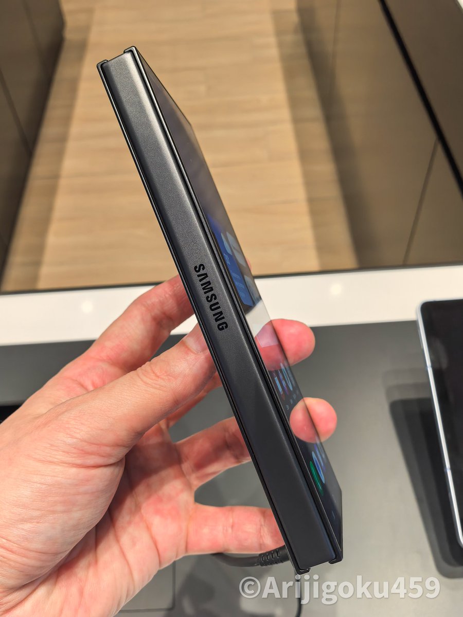 arijigoku459's tweet photo. Galaxy Z TriFold その2。

ヒンジ部分の細くて細かい作り込みが凄くて感動。パワーボタンとボリュームボタン部は少しだけ周りのフレーム部より凹んでる。 https://t.co/40O74CGUfH