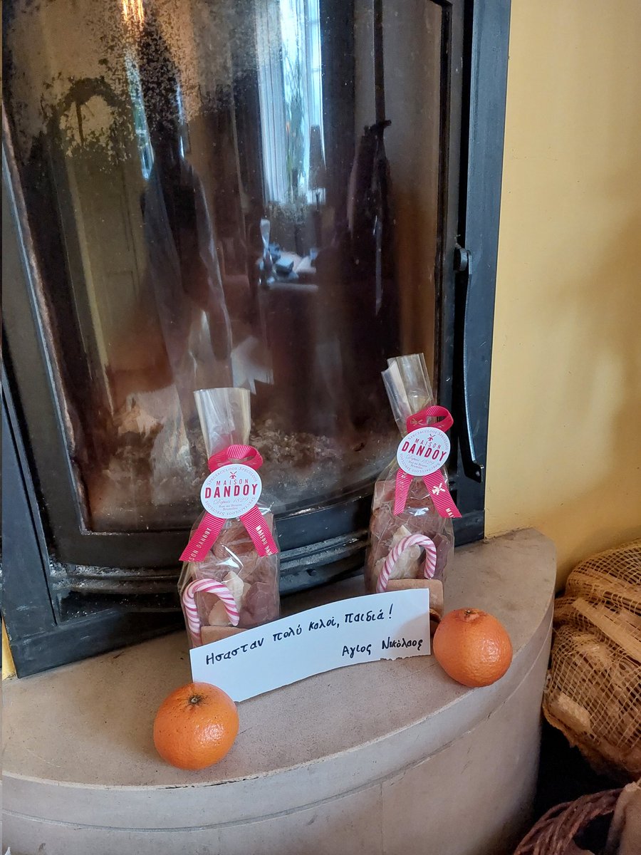 Saint Nicolas est passé chez nous ! 😃🥳

Mais que signifie son étrange message ? 🤔