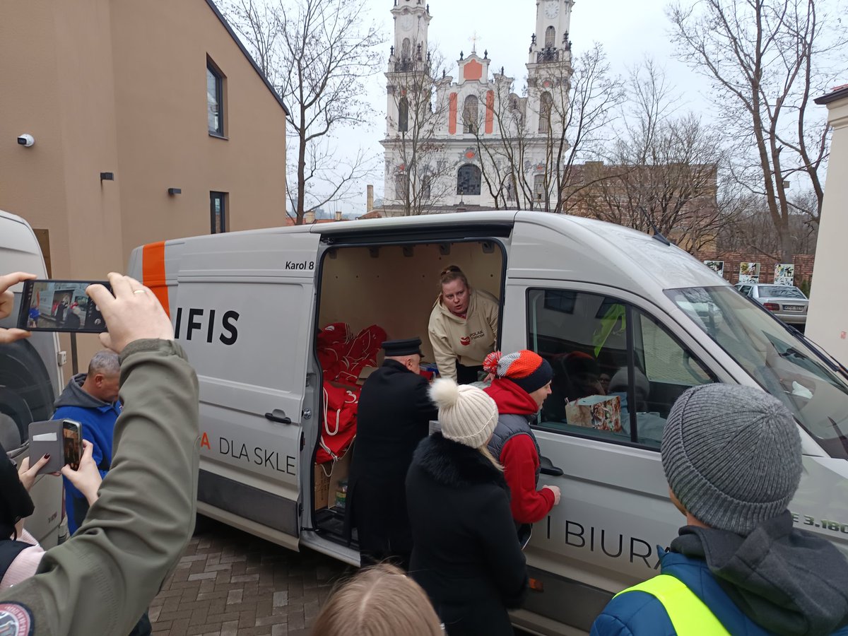 Odwiedzamy hospicjum im. bł. ks. Michała Sopoćki w Wilnie. ❤️

Po przekazaniu darów odnajdujemy chwilę na rozmowę z s. Michaelą Rak i Panią Aneta Górniewicz - dyrektorem i wicedyrektorem hospicjum. 

Dziękujemy za Waszą troskę i dobro przekazywane wszystkim ludziom w potrzebie