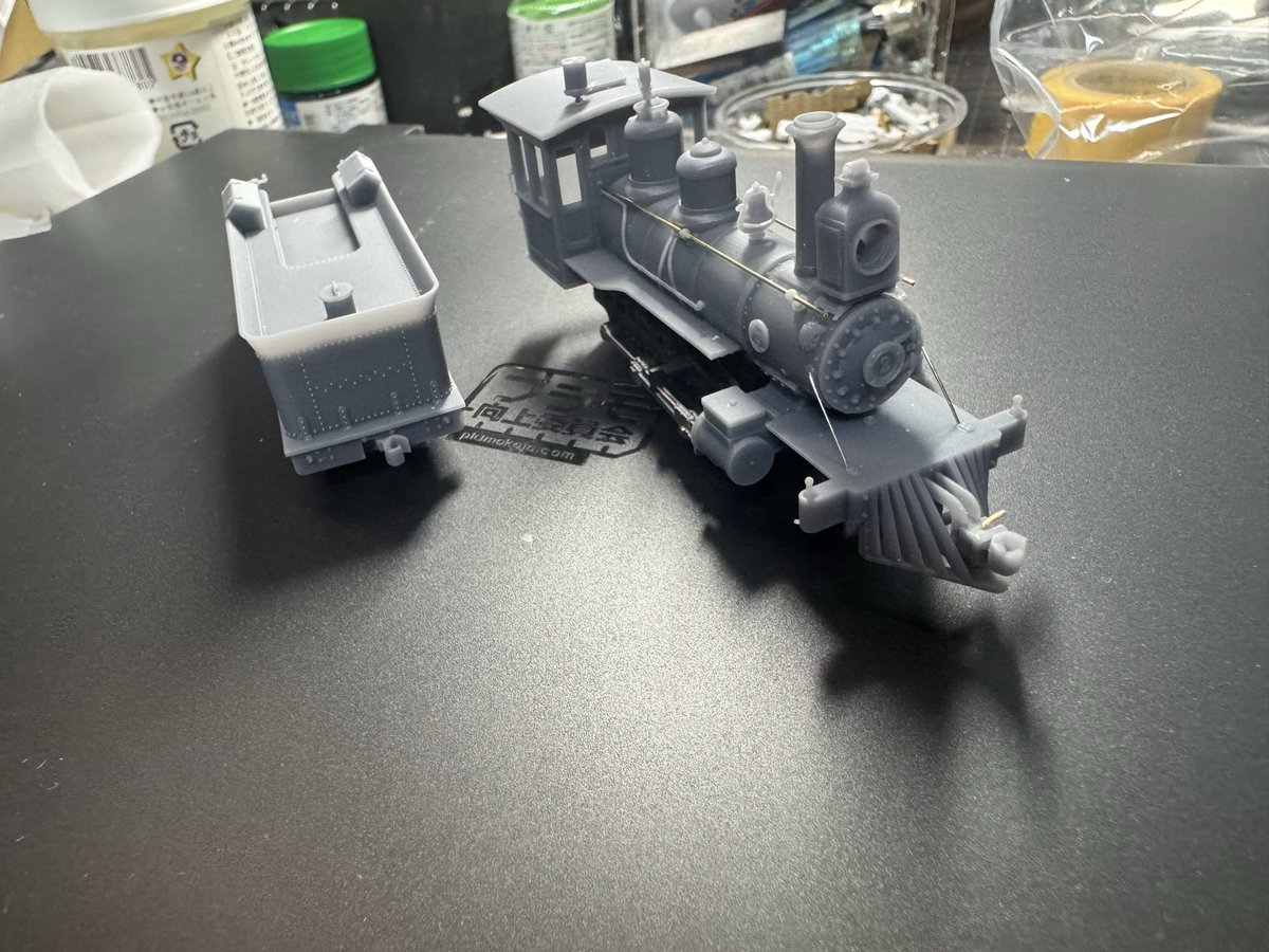 morley_craft's tweet photo. アメリカのウェスタンな機関車が好きなのですがあまり模型が売ってない…と思っていたら、トーマモデルさんでサンデーリバー鉄道の2号機というのを見つけて買ってしまいました…笑
3Dプリンターのキットは初めですが、ジオラマの合間に組み立てオキサイドレッドのサフ吹きました！ https://t.co/UTN9rGJBgL