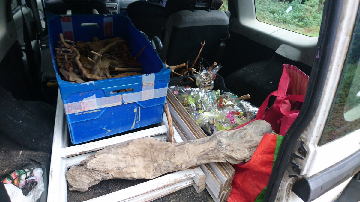 ObjetDecoBois's tweet photo. Ça y est, voiture chargée pour un marché de Noël d un comité d entreprise, cet après-midi. Un grand merci à l'entreprise @krohnegroup à Romans sur Isère, dans la #Drôme, qui va m accueillir. https://t.co/5U4A1KeaK7