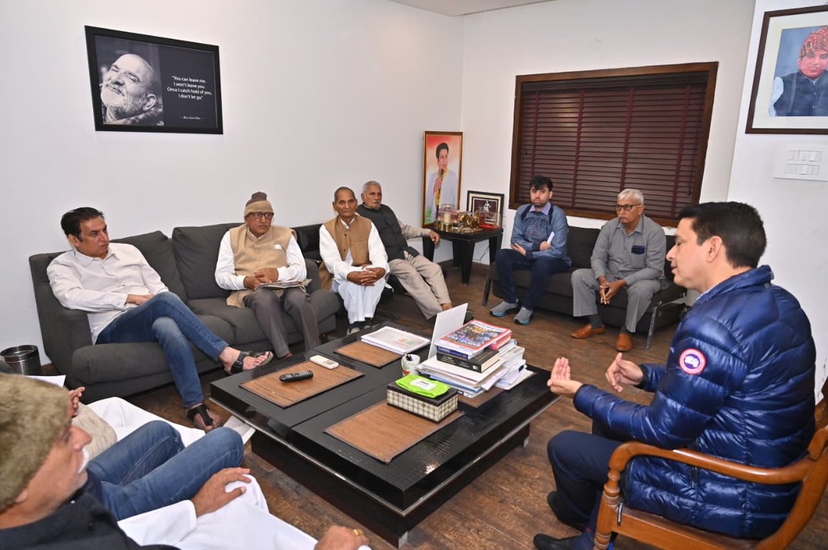 devendrayadvinc's tweet photo. आज नजफ़गढ़ से पूर्व ज़िला अध्यक्ष ओम दत्त यादव जी के नेतृत्व में आए प्रतिनिधिमंडल से मुलाक़ात कर उनकी समस्याएँ सुनीं।

दिल्ली के सीमाई गाँवों की ज़मीनें छीनने की साज़िश एक बेहद गंभीर मुद्दा है और हम किसानों के साथ हैं। नेता प्रतिपक्ष श्री राहुल गांधी जी ने भी इस विषय को संसद में उठाने का आश्वासन दिया है।

इस दौरान मोहर सिंह प्रधान, एच.के. यादव, त्रिभु प्रधान, रविंदर सिंह, महेन्द्र यादव, दिनेश राणा, बतूराम प्रधान जी मौजूद रहे।

#DelhiCongressWithFarmers
