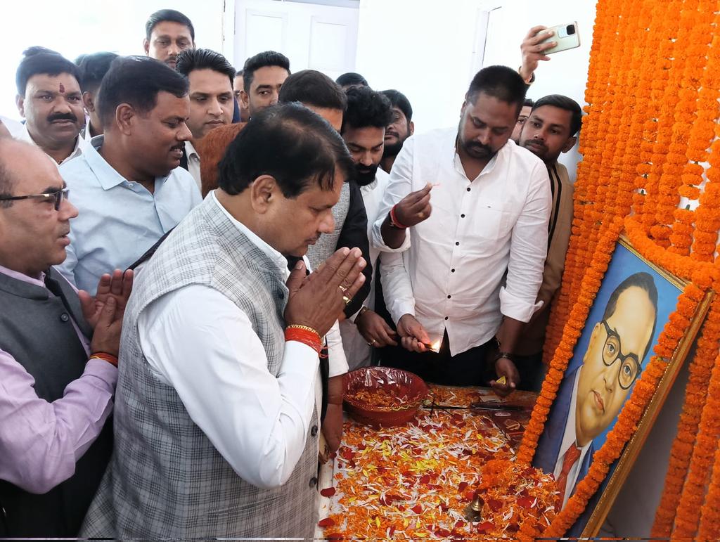 आज 1 व्हीलर रोड स्थित पार्टी मुख्यालय पर बाबासाहेब डॉ. भीमराव अम्बेडकर जी के महापरिनिर्वाण दिवस के अवसर पर उनके तैलीय चित्र पर पुष्पांजलि अर्पित कर उन्हें श्रद्धांजलि अर्पित की ।

इस दौरान  बिहार सरकार के गन्ना उद्योग मंत्री आदरणीय श्री संजय पासवान जी, लोक स्वास्थ्य अभियंत्रण