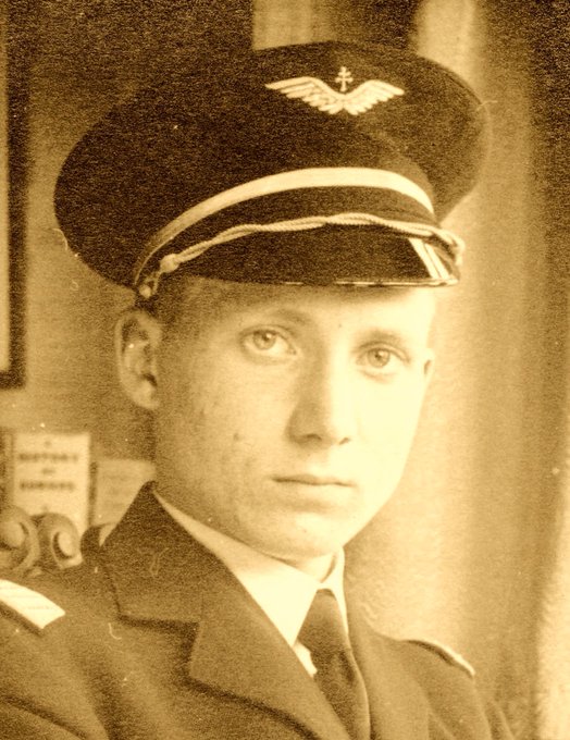 940. Il n'a que 16 ans, mais il veut se battre ! Ne réussissant pas à passer en Angleterre, il s'y essaie encore en avril 1941 et fait 4 mois de prison en Espagne. Le 6 déc. 1942, c'est enfin la première mission de bombardement. L'ennemi surgit... Louis Delanchy est tué. 18 ans.