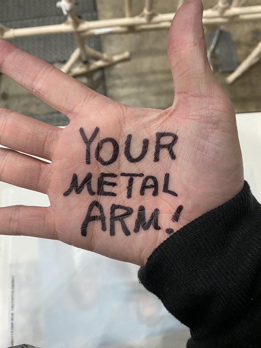 バッキーに新しい腕を届けてきた

#東京コミコン2025 
#セバスチャン・スタン
 #TokyoComicCon