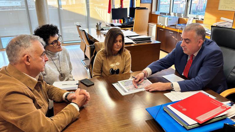 ✔️ Fomento acometerá la mejora de la carretera autonómica CA-903 a su paso por Casar de Periedo

La Junta Vecinal traslada al consejero <a href="/media_roberto/">Roberto Media</a> su petición para la cesión de la titularidad de la vía al Ayuntamiento de Cabezón de la Sal ℹ️➡️ bit.ly/4oH8Tge