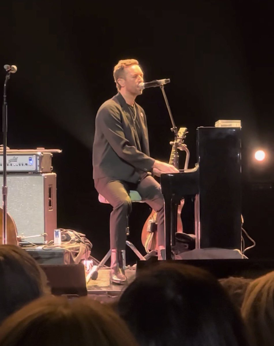coldplayxtra's tweet photo. Chris Martin’s full performance at Folis Bergères in Paris for Le Project Imagine 🇫🇷

Yellow 
Viva la Vida
I Wanna Dance With Somebody (cover)
Hymn For The Weekend 
The Way You Make Me Feel (cover)
A Sky Full of Stars 
All My Love

🎬 https://t.co/Le6q4xa3qR • @LukaaFilm https://t.co/ibysk4bDw1