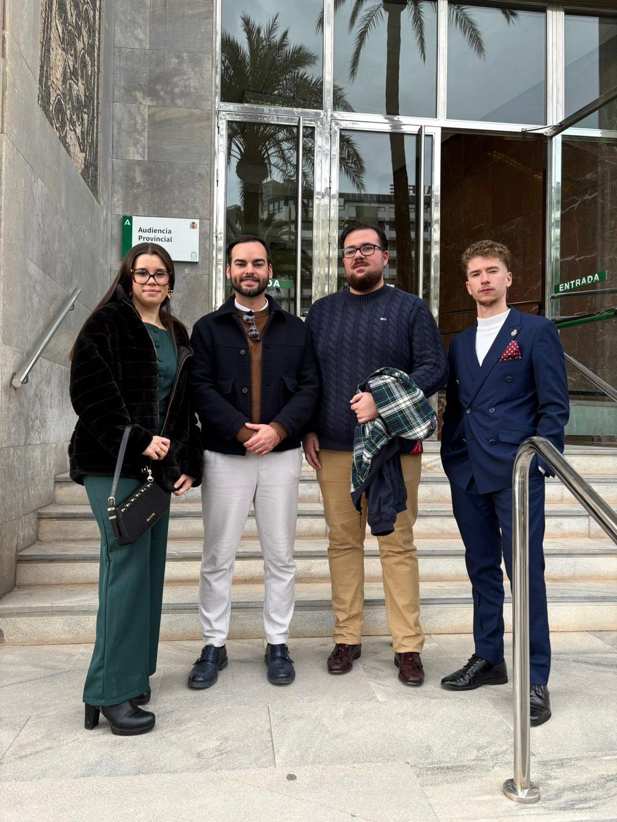 HERMANDAD| 

En la mañana de ayer, una representación de la hermandad encabezada por el Hermano Mayor, acudió a los Actos Institucionales que el <a href="/CGSAlmeria/">Graduados Sociales</a> celebra en honor a Nuestra Señora del Amor y la Esperanza. 

#MareaVerde