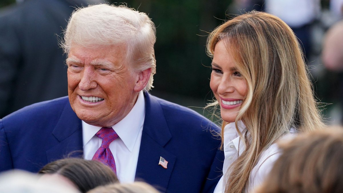 CarlWinslou's tweet photo. - Melania, me han dado el Premio FIFA de la Paz.
- Pues ahora a por el Nobel de papiroflexia y el Óscar de automovilismo.
- ¿Qué dices?
- Has empezado tú. https://t.co/Pe7Z8PrVc2