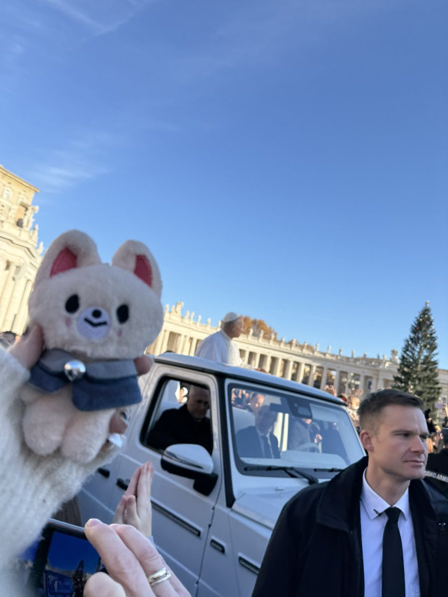 princehoneys's tweet photo. took foxiny to see the pope https://t.co/0V6ybXH7io