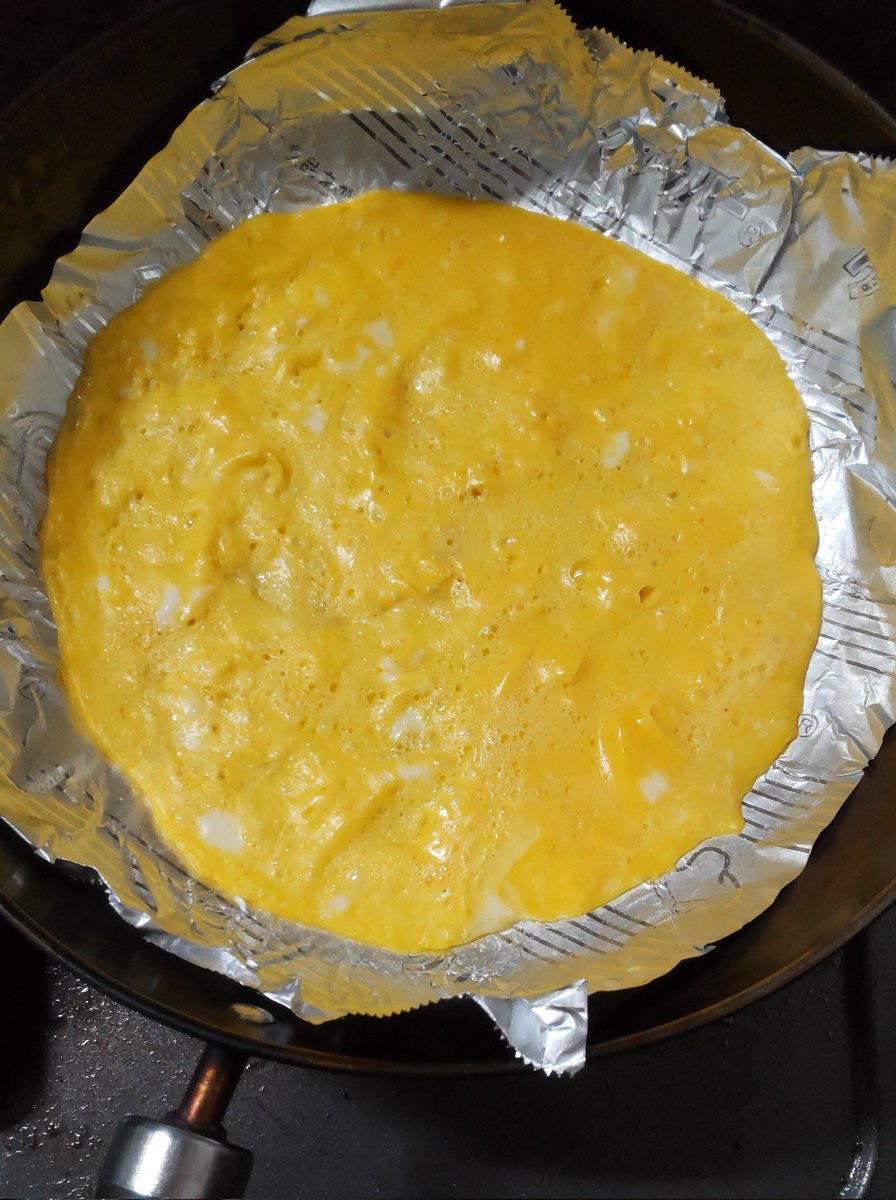 先週食べたオムライスを家で作ってみよう  と。
チキンライス じゃなくて、ケチャップライスは炊飯器で。
海老のビスクはバナメイエビで。殻も頭も使ってないけど。😅
卵、ふわとろだとご飯に乗っけられなさそうだから普通に卵焼き。