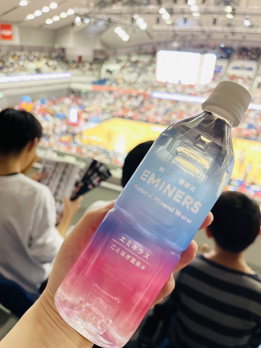 ことちゃんからクリスマスプレゼントのキャンペーン中です👇🎄
最近、格闘技界隈やスポーツ界隈でこのお水に似たドリンクを見かける人…そうです、このお水です👀
太っ腹で500のペットボトルが１ケース24本も当たります🎁
12月10日〆切ですっ👇