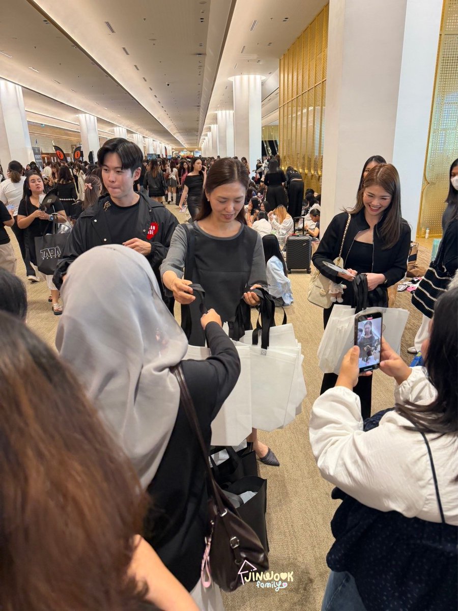 JINWOOK FAMILY 🥹 tweet media